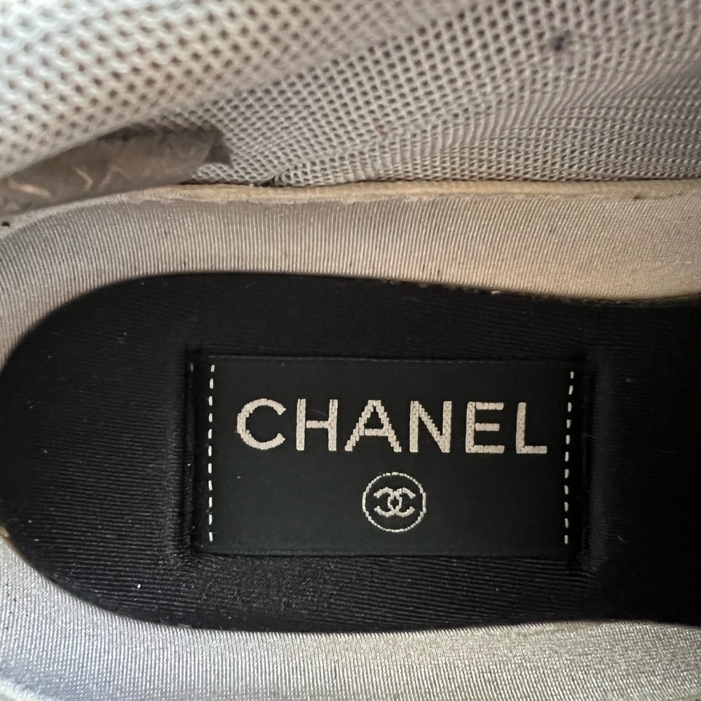 CHANEL 18k Interlocking CC Sneaker Size 6.5 Women’s (EU 37) - Picture 7 of 9